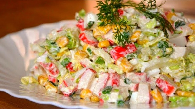 Салат из крабовых палочек и пекинской капусты и кукурузы и огурца