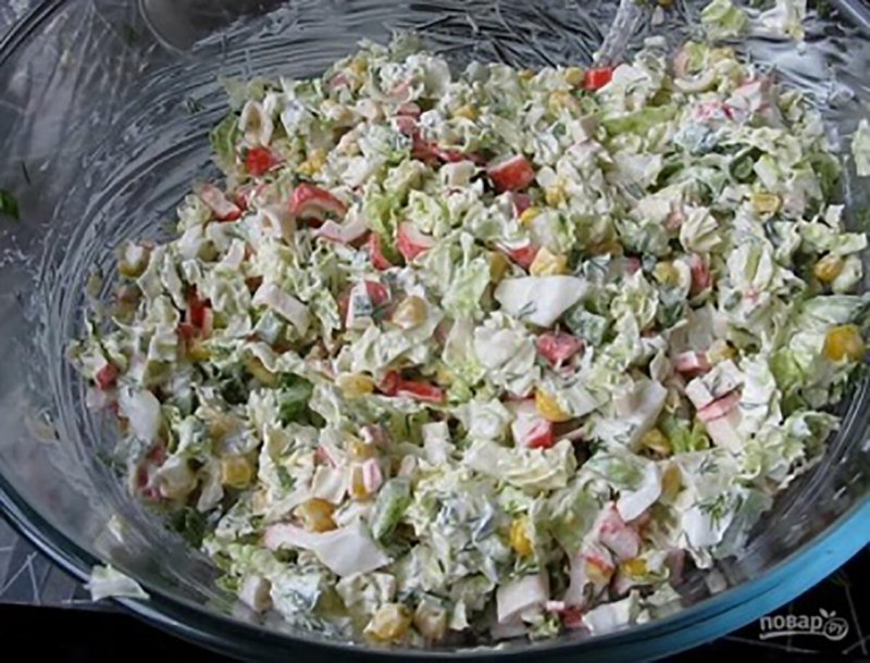 Салат с крабовыми палочками и пекинской капустой