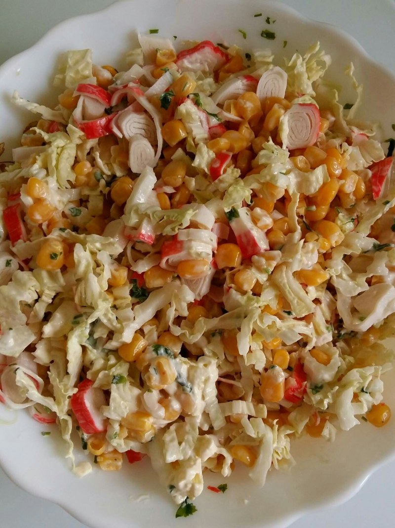 Салат с пекинской капустой и крабовыми палочками и кукурузой