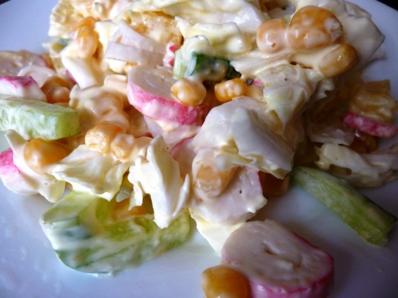 Салат с пекинской капустой и кукурузой и омлетом