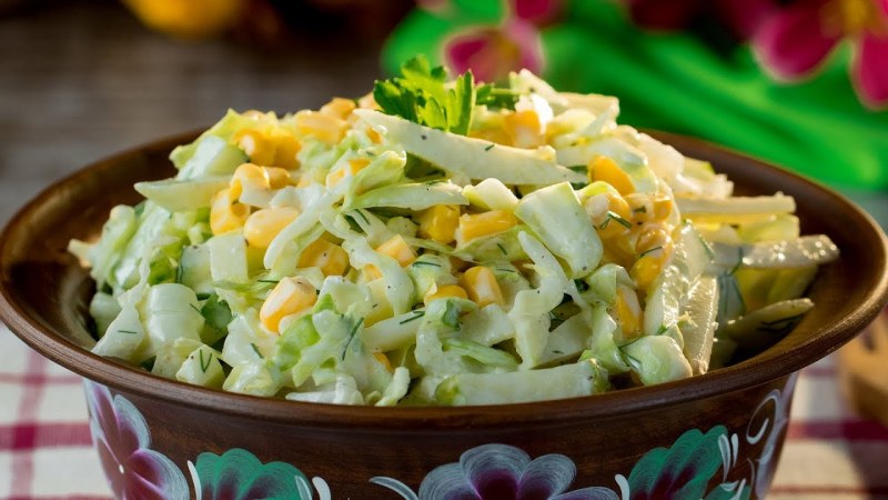 Салат с крабовыми палочками и кукурузой и яйцом и капустой