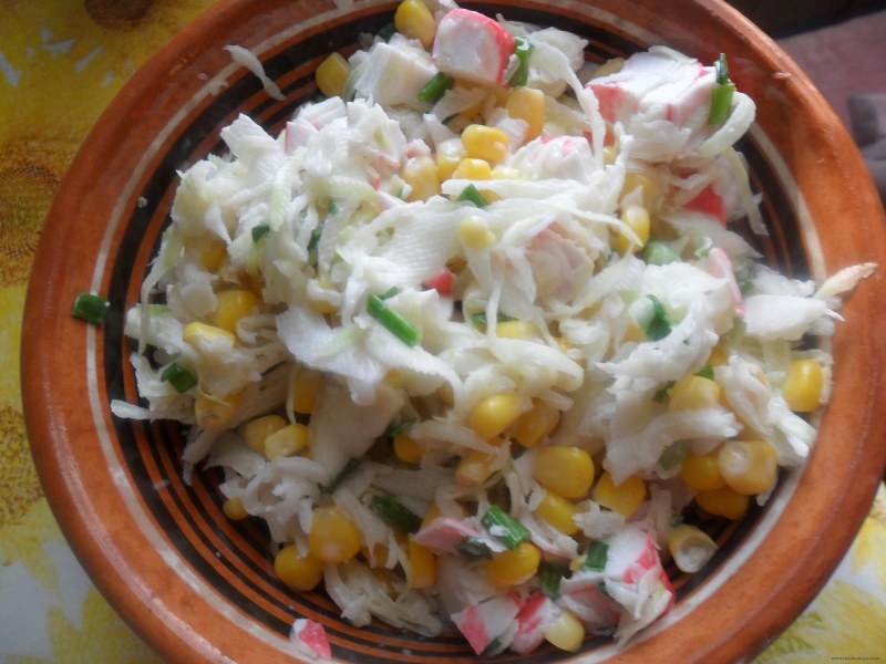 Салат с крабовыми палочками и огурцом свежим