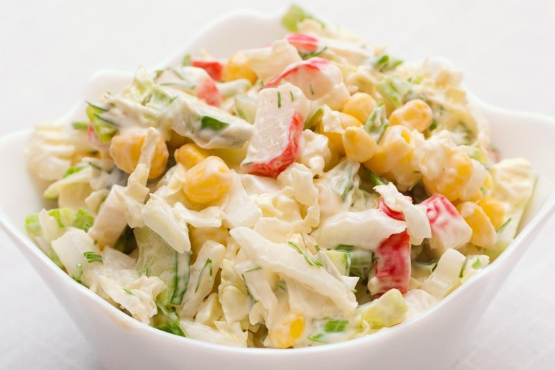 Салат с крабовыми палочками и пекинской капустой
