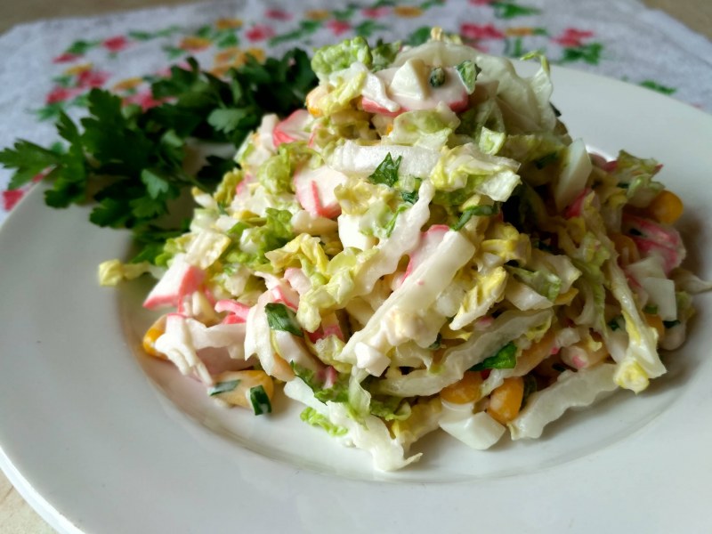 Салат с крабовыми палочками и кукурузой и капустой белокочанной