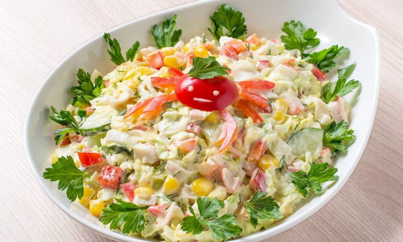 Салат с крабовыми палочками и пекинской капустой