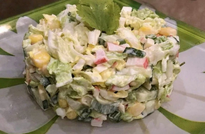 Салат с пекинской капустой и крабовыми палочками и кукурузой
