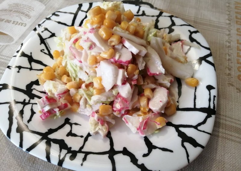 Салат из пекинской капусты с огурцом и кукурузой и яйцом