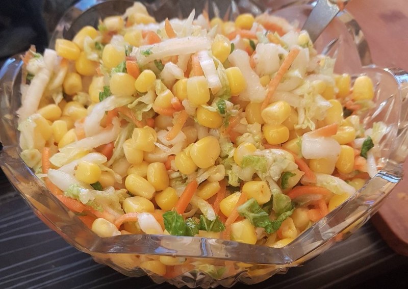 Салат с креветками крабовыми палочками и сыром