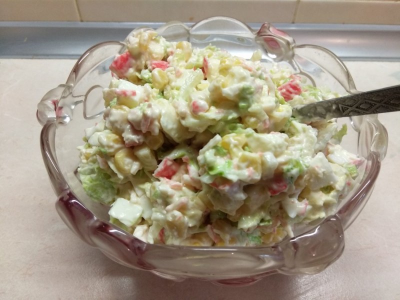 Салат с крабовыми палочками и пекинской капустой и помидорами
