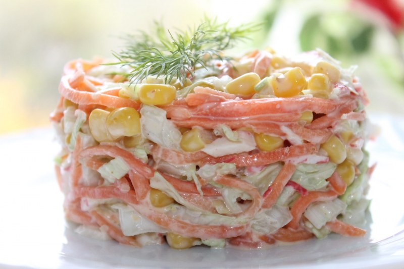 Салат пекинка с крабовыми