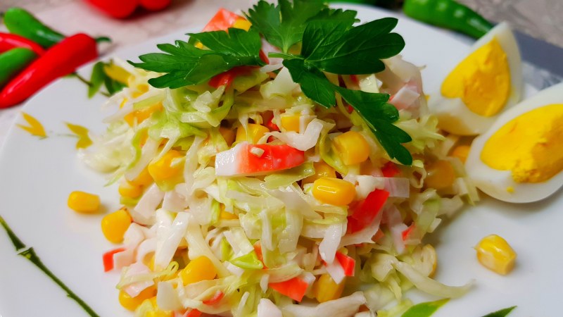 Салат с пекинской капустой и крабовыми палочками и кукурузой