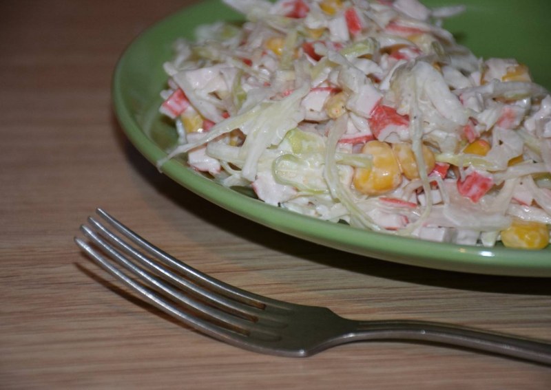 Салат с пекинской капустой и кукурузой