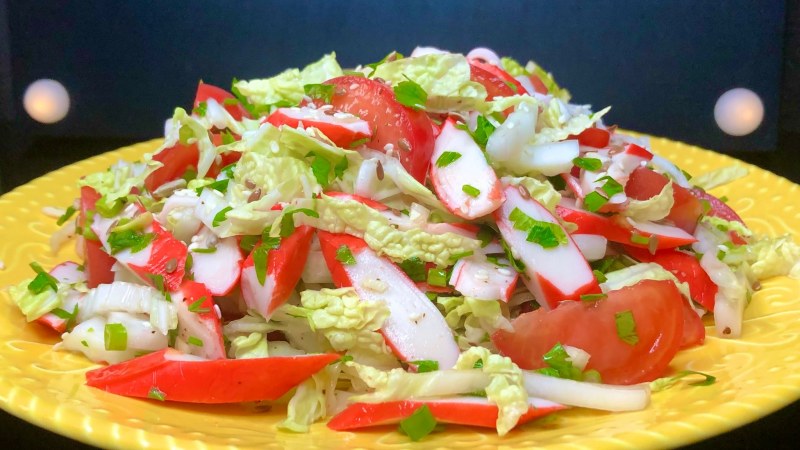 Пекинская капуста с кукурузой и огурцами