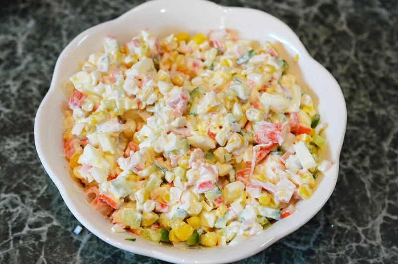 Салат с крабовыми палочками и кукурузой и капустой