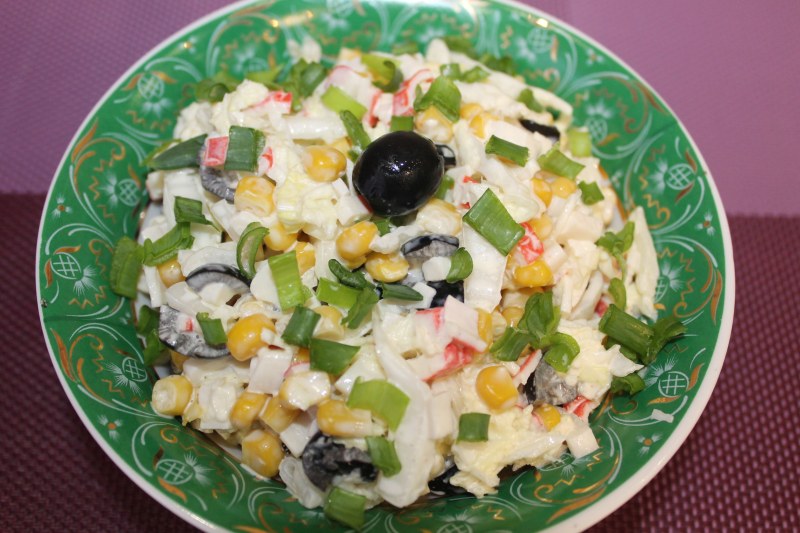 Салат с пекинской капустой и крабовыми палочками и кукурузой