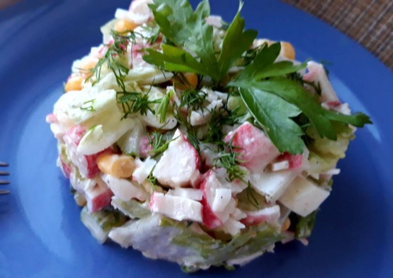 Вкусный салат с крабовыми палочками и капустой