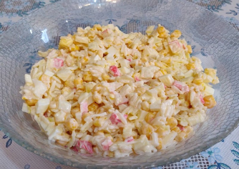 Салат с крабовыми палочками и кукурузой и огурцом