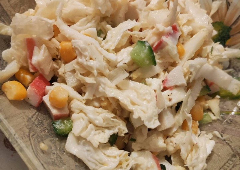 Салат с крабом и пекинской капустой в ресторане