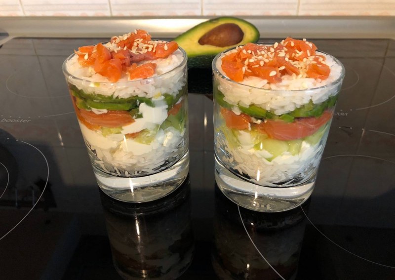 Салат суши слоями с красной рыбой и нори