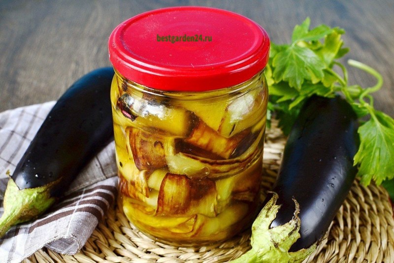 Тёплый салат с баклажанами перцем и курицей