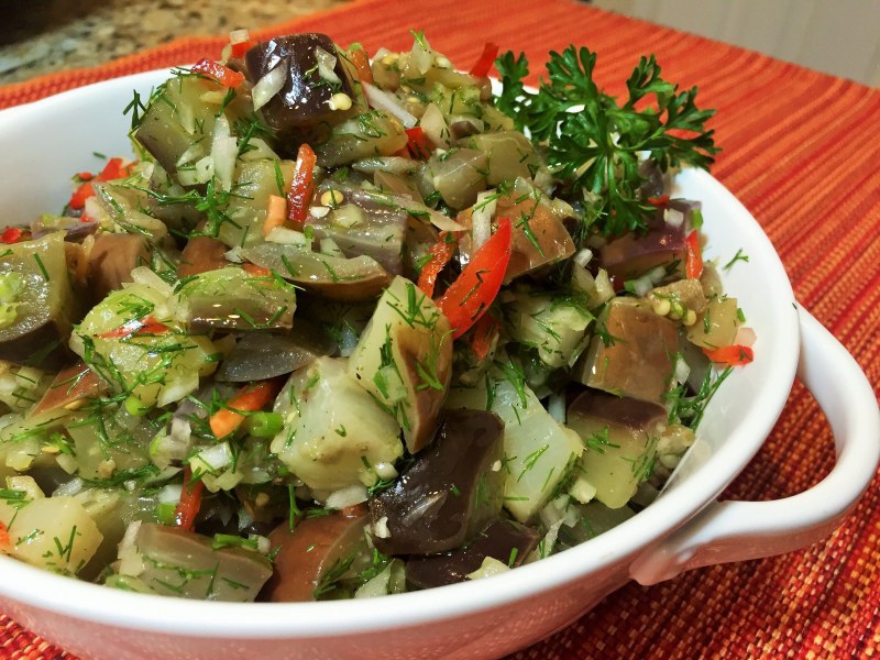 Салат с баклажанами и помидорами и кинзой