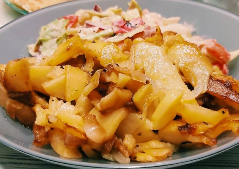 Жареная картошка с салом и луком