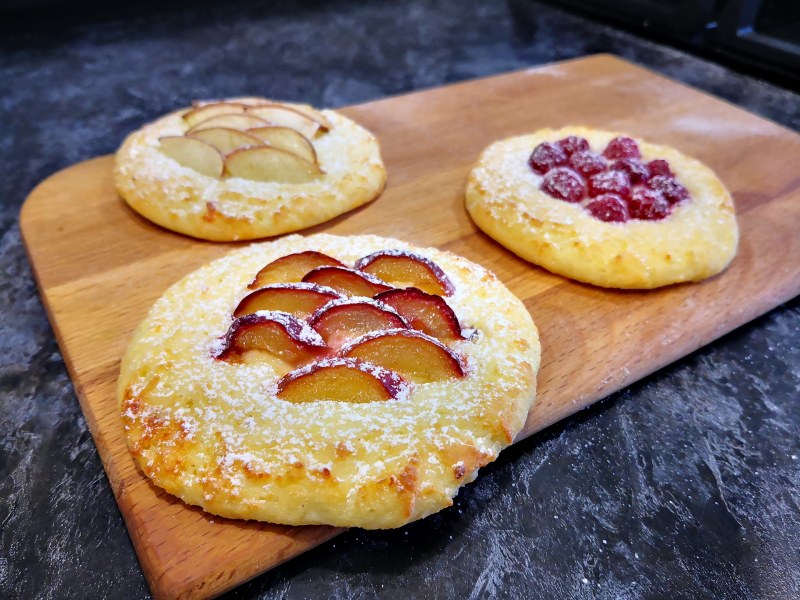 Творожные сырники с яблоками, корицей и джемом