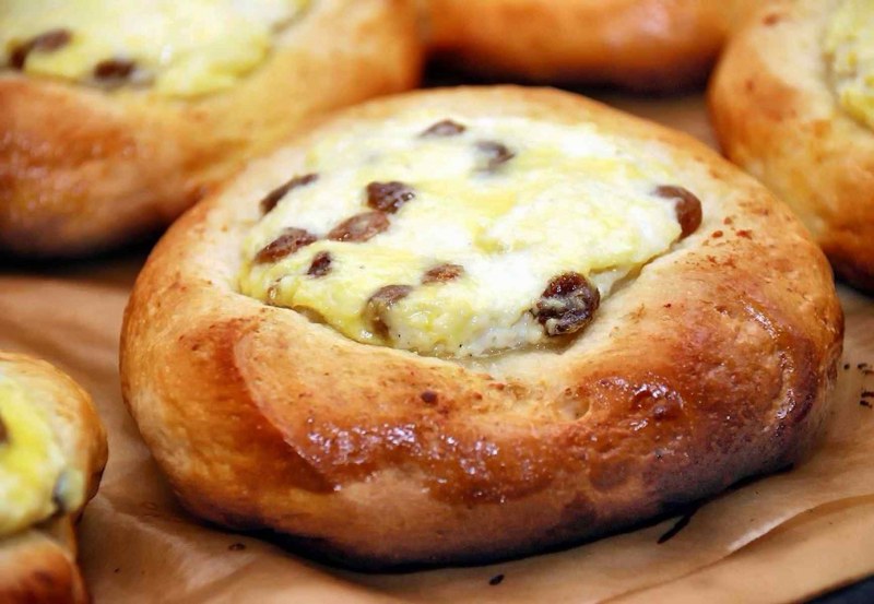 Ватрушка с творогом и изюмом
