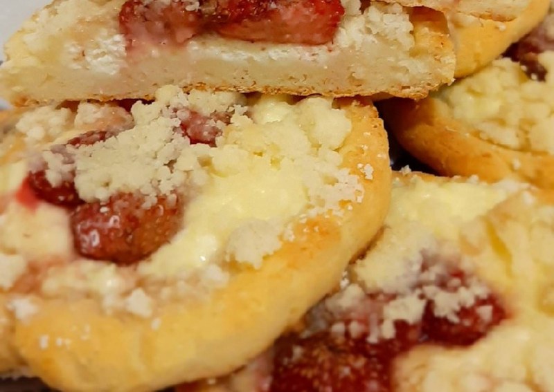 Ватрушки с творогом и клубникой