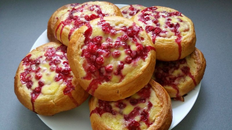 Булочки с брусникой