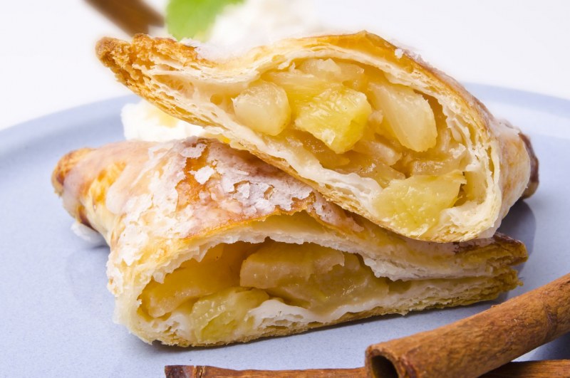 Слойка с яблочной начинкой