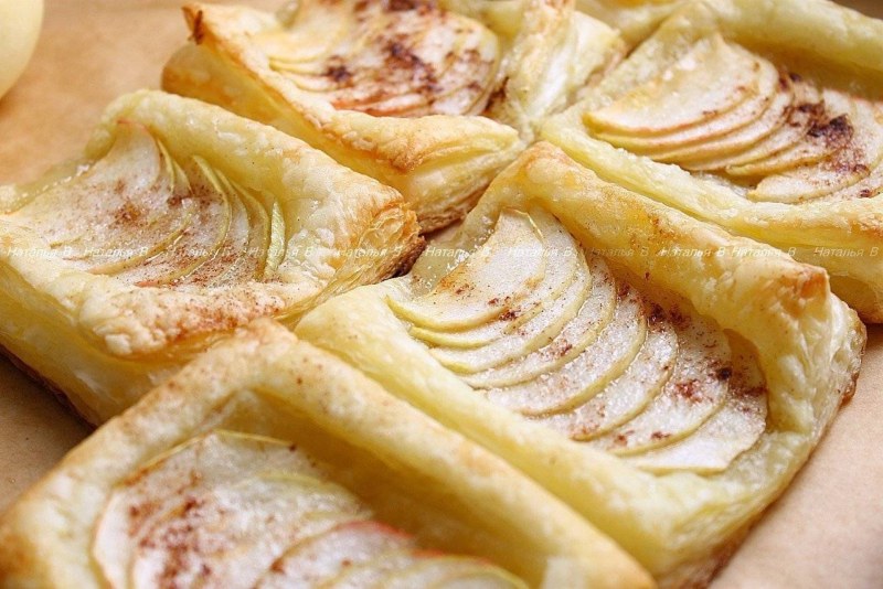 Слойки с яблоком и корицей