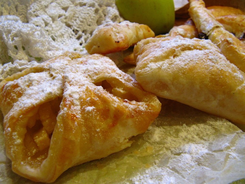 Слойки с яблоками