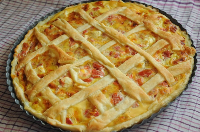 Пирог из слоёного теста с курицей