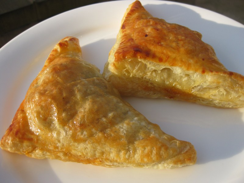 Пирожки с мясом из слоеного теста