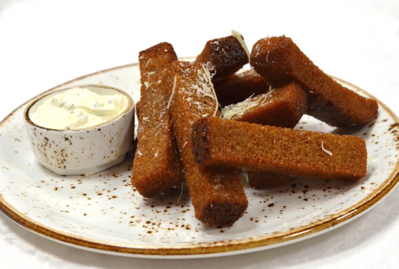 Гренки с чесночным соусом