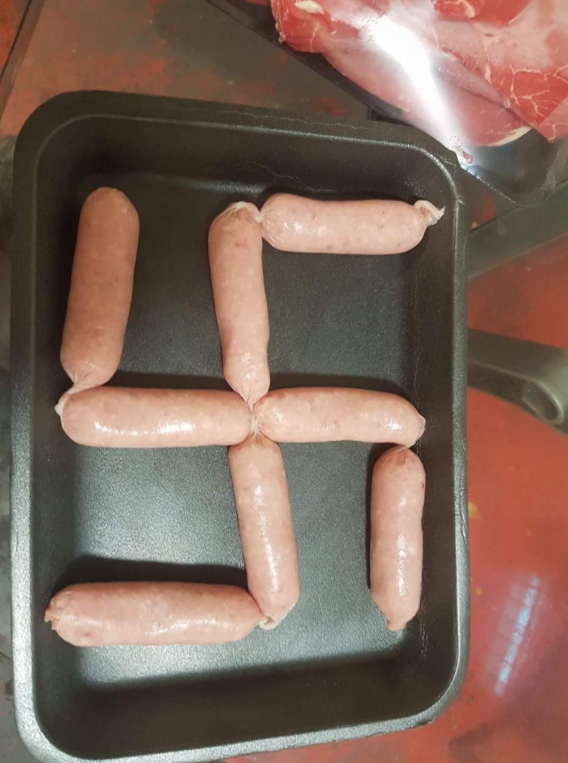 Елка украшенная сосисками