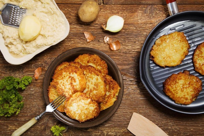 Картофельные драники с луком