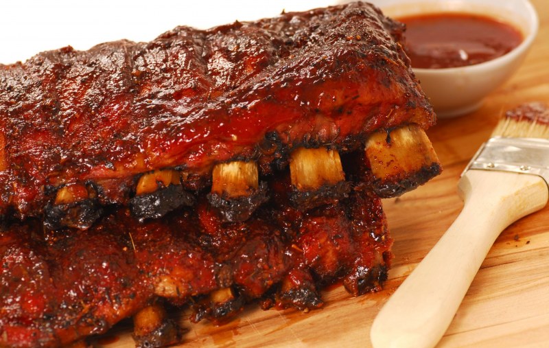Свиные ребра BBQ подача