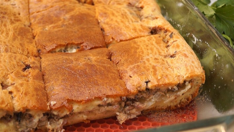 Пирог с рыбными консервами и картошкой