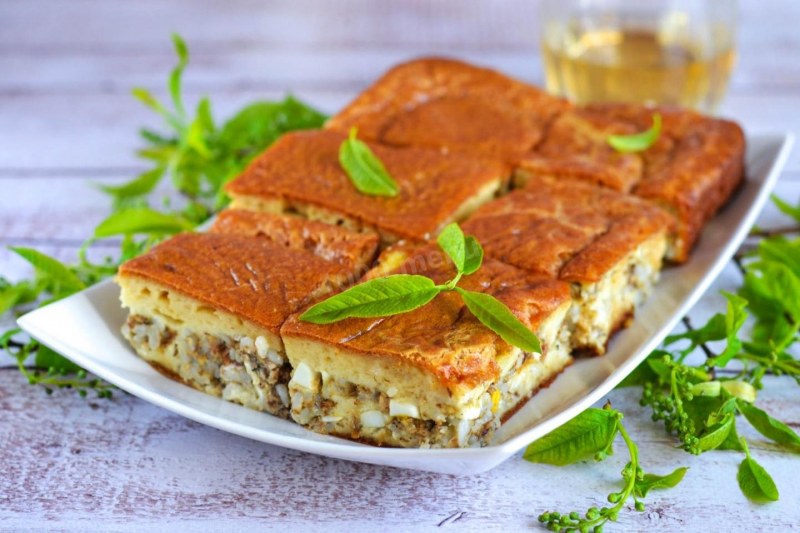 Пирог с сайрой и морковью