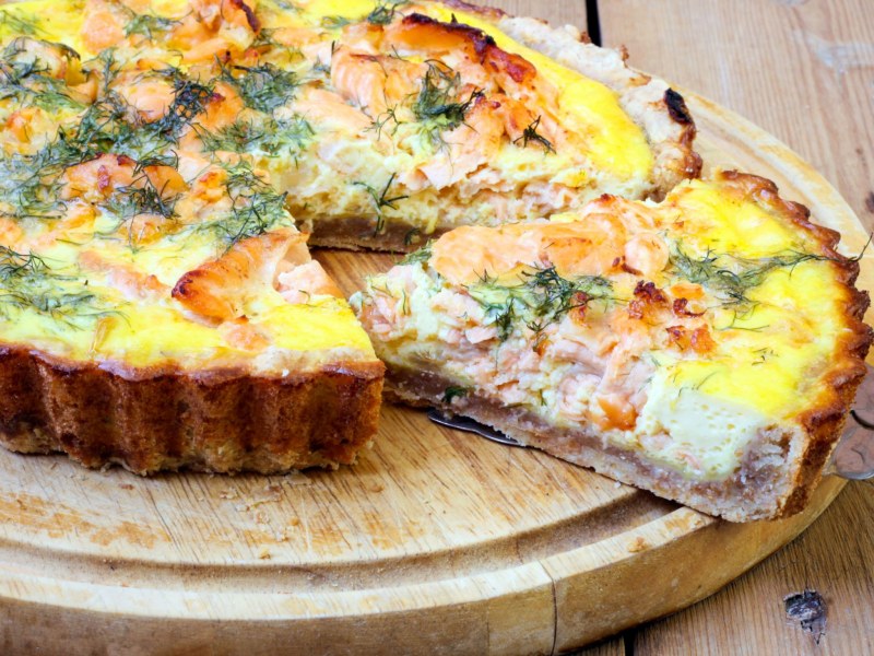 Пирог с консервой рыбной и картошкой