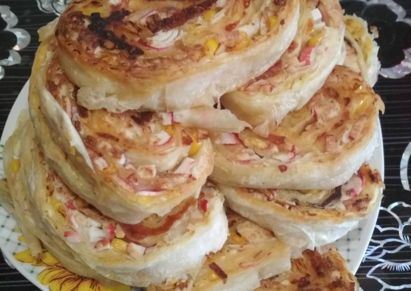 Рулет из лаваша с крабовыми палочками и кукурузой