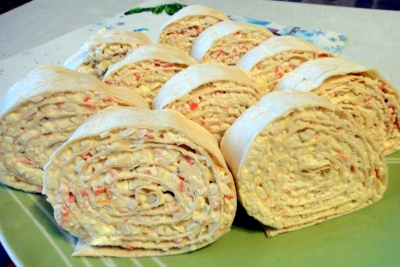 Рулет из лаваша с курицей и плавленным сыром