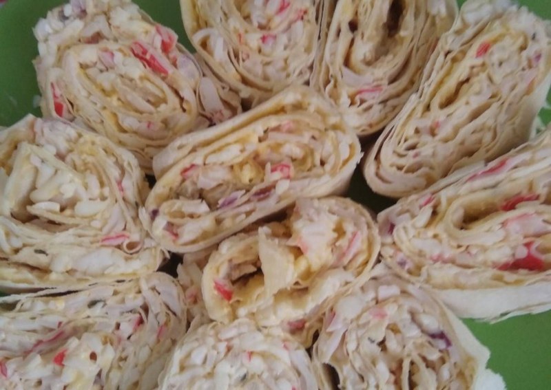 Рулет из лаваша с корейской морковкой