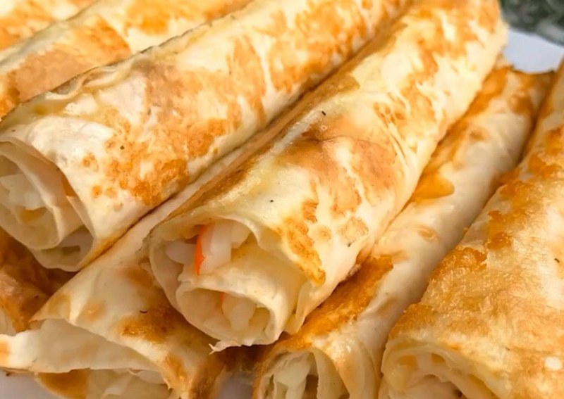 Лаваш с крабовыми палочками и сыром и яйцом и огурцом