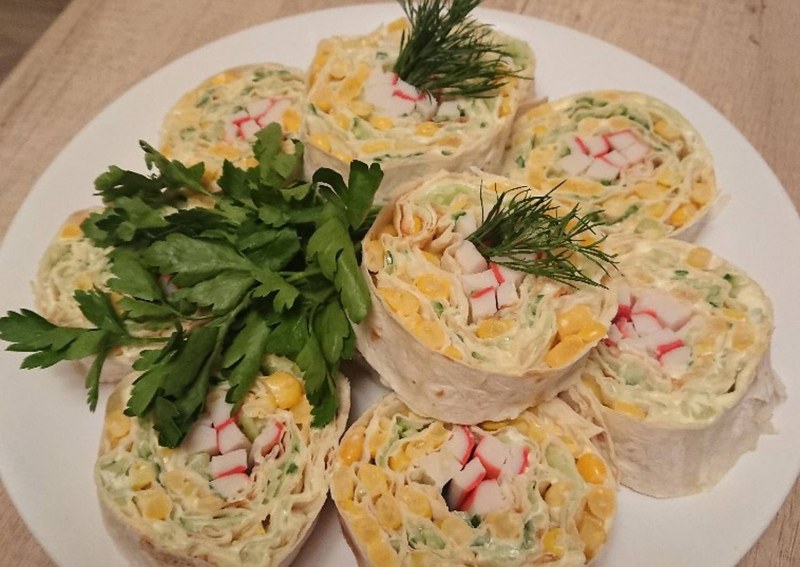Закуска из лаваша с крабовыми палочками и яйцами