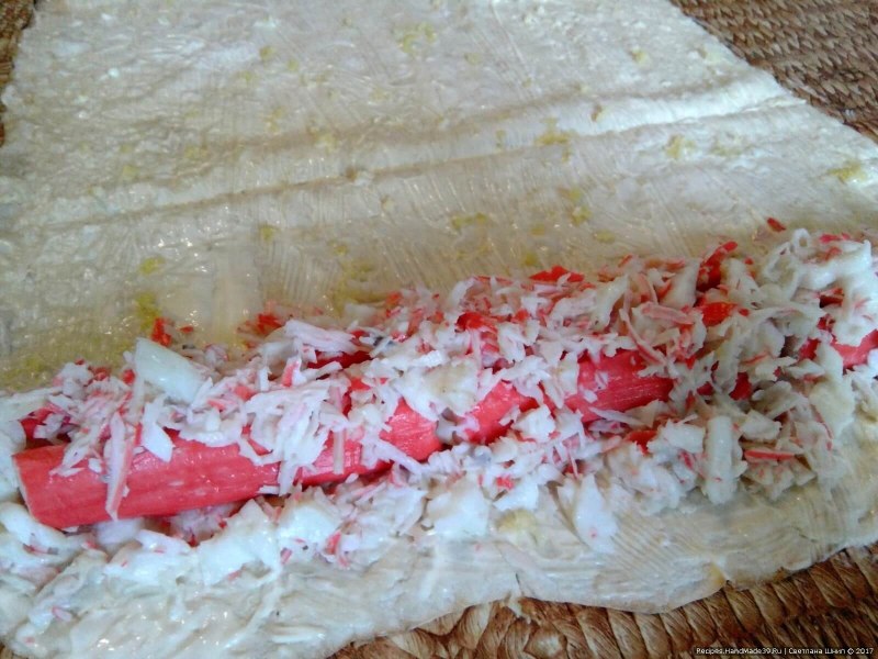 Рулет из лаваша с крабовыми палочками и сыром