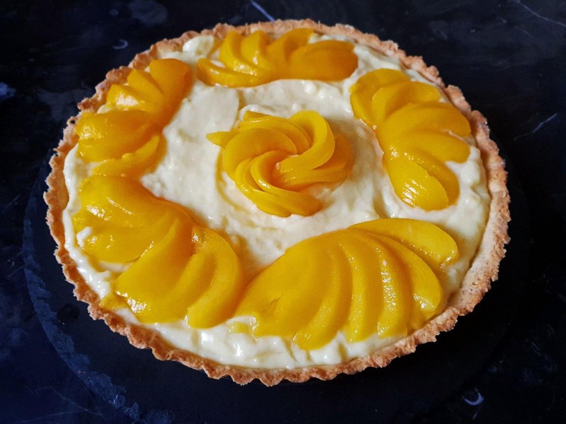 Пирог с творогом и персиками