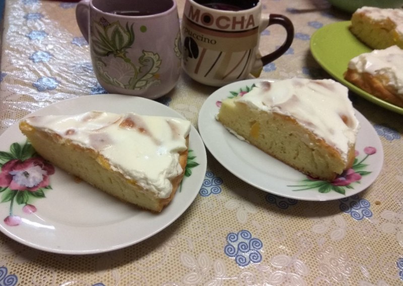 Пирог с персиками и сметанным кремом